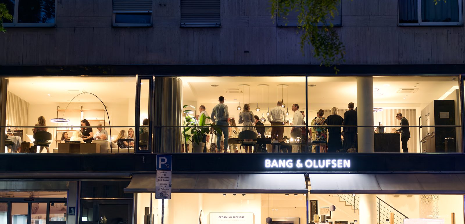 Das Bang & Olufsen Studio München bei Nacht, Gäste auf zwei Etagen