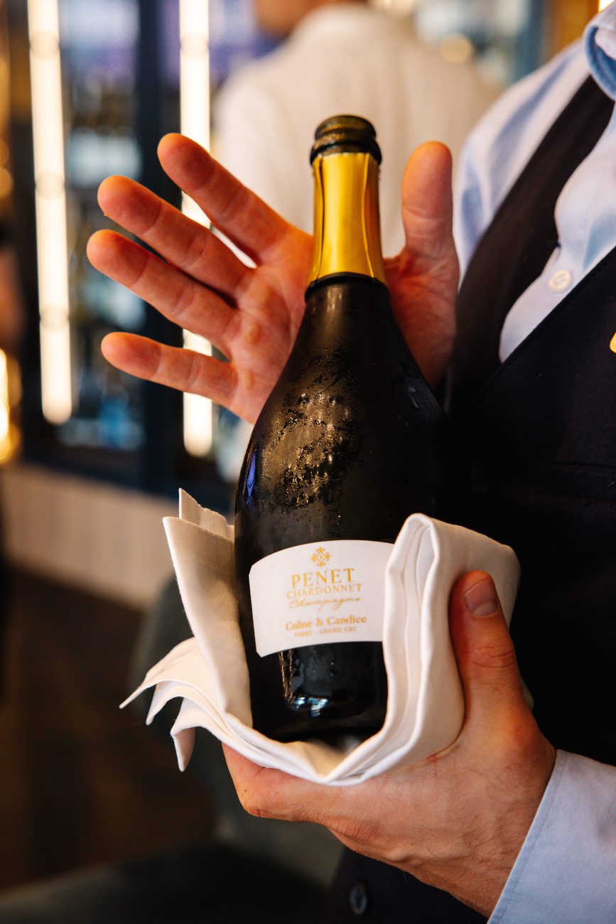 Winzerchampagner, am Tisch serviert