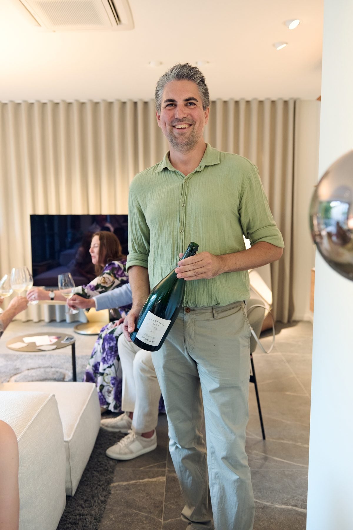 Marc mit einer Magnum am Bang & Olufsen Studio in München