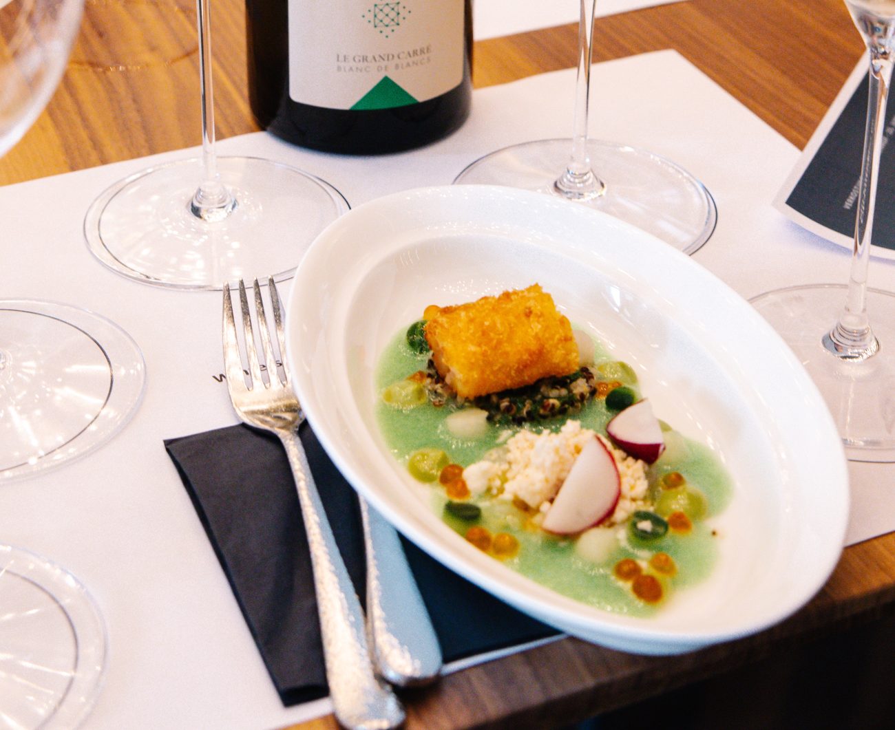 Ein Gericht der Sterneküche mit passendem Winzerchampagner